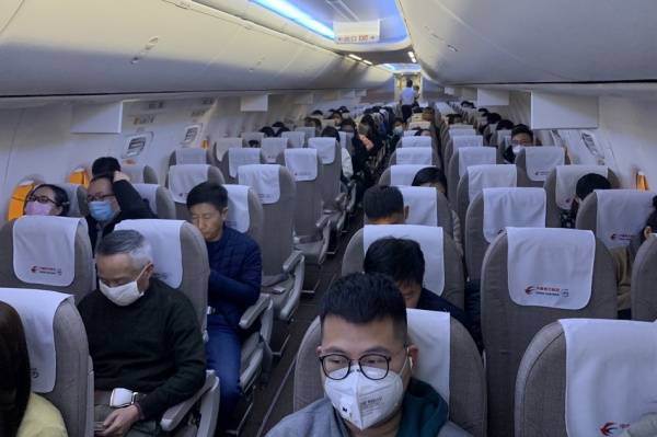 Роспотребнадзор исследует более 200 проб у пассажиров, прибывших в Екатеринбург из Китая