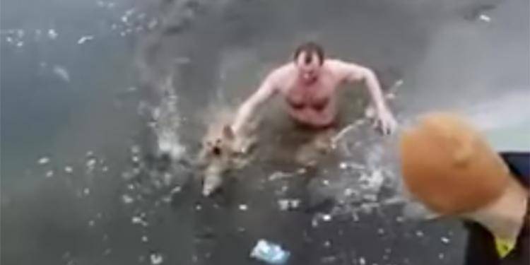 Астраханец бросился в ледяную воду ради спасения дворняги