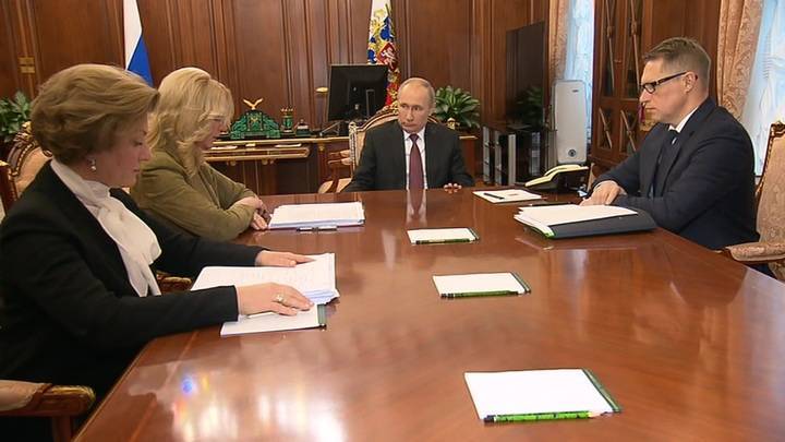 Чтобы у нас ничего подобного не было: Путин проводит совещание по коронавирусу