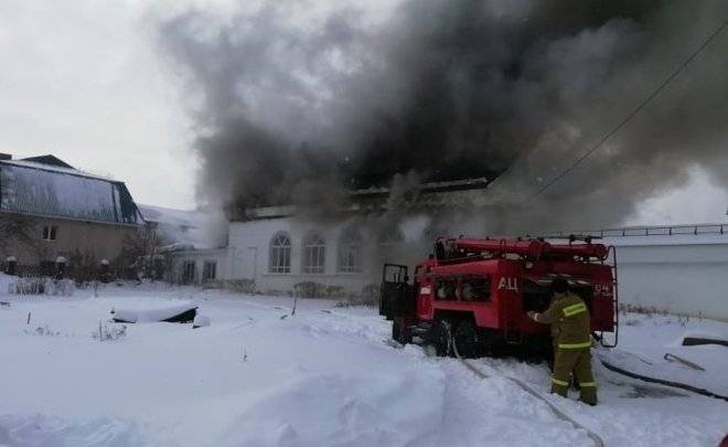 Фоторепортаж: как тушили пожар в гимназии в Бугульме