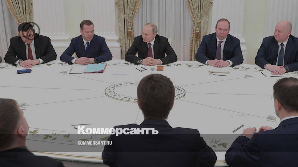 Путин: правительство Медведева работало в непростых условиях