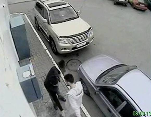 Жителю Екатеринбурга предъявили обвинение из-за драки со следователем на золотом Lexus
