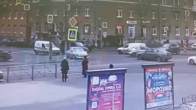 Момент столкновения Mazda и Daewoo Nexia на Варшавской попал на видео