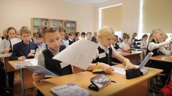 Милонов предложил провести референдум о сокращении школьной рабочей недели