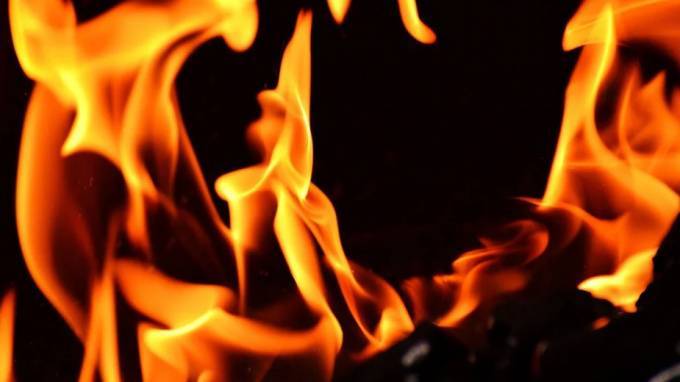 Спасатели потушили пожар в ангаре на Ржевке