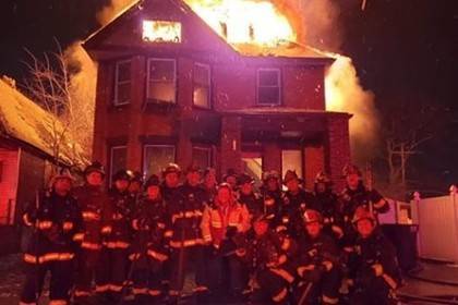 Пожарных раскритиковали за групповой снимок у горящего дома