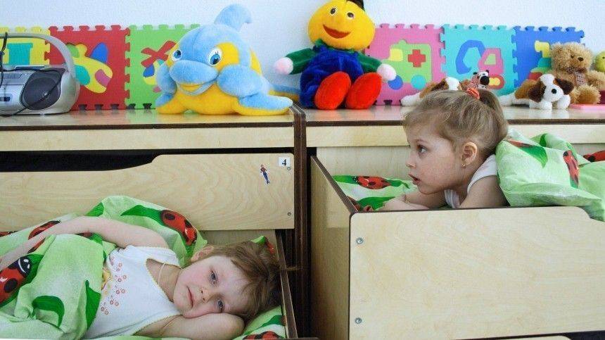 Воспитатель в детсаду Татарстана швырнула ребенка под стол — шокирующее видео