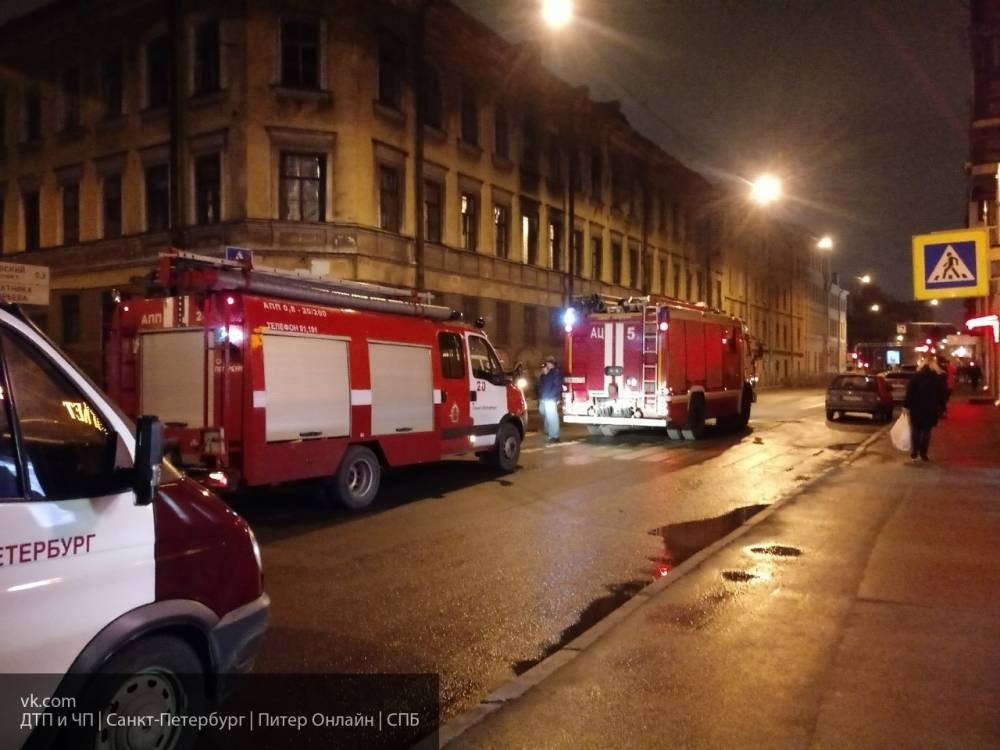 Объятый огнем мужчина в Петербурге упал на женщину с крыши здания