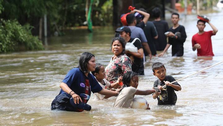 43 человека стали жертвами наводнения в Индонезии