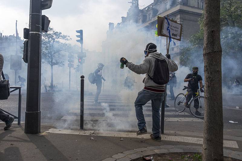 В Париже во время акции протеста пострадал полицейский