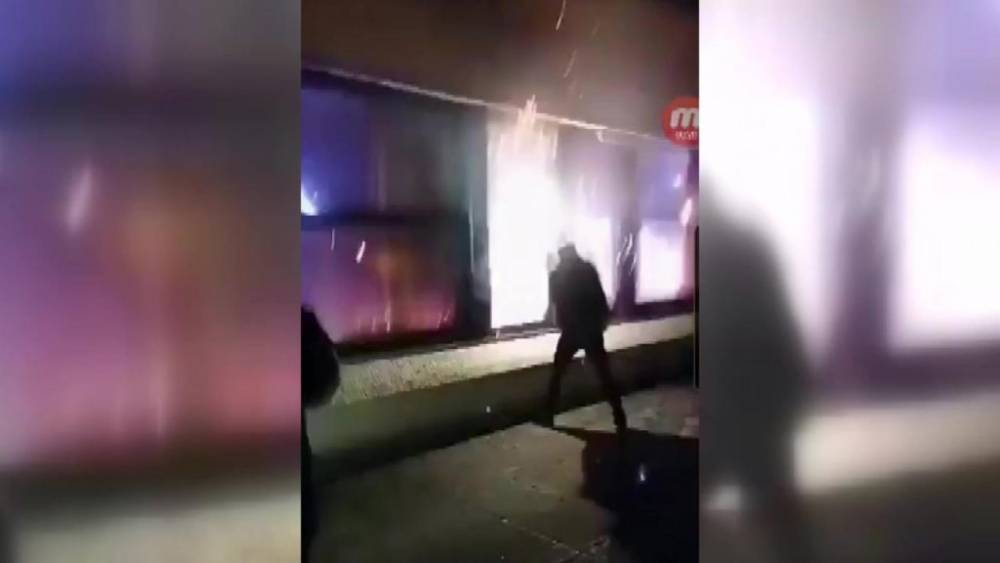 Беспорядки в Нижней Саксонии: толпа мужчин напала на полицейских и подожгла школу