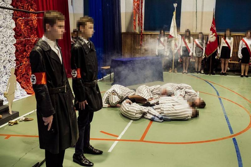 Польские школьники поставили номер про то, как евреев в концлагере травили газом