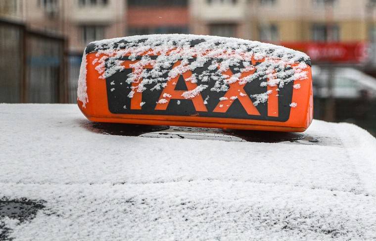 Прохожие спасли женщину-таксиста от ударившего её ножом в лицо пассажира - news.ru - Москва