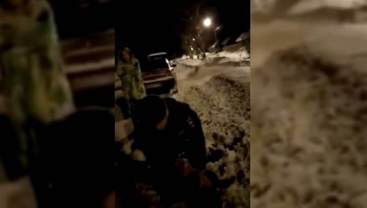 "Топор возьму!": нападение на полицейских с монтировкой в Камышлове сняли на видео