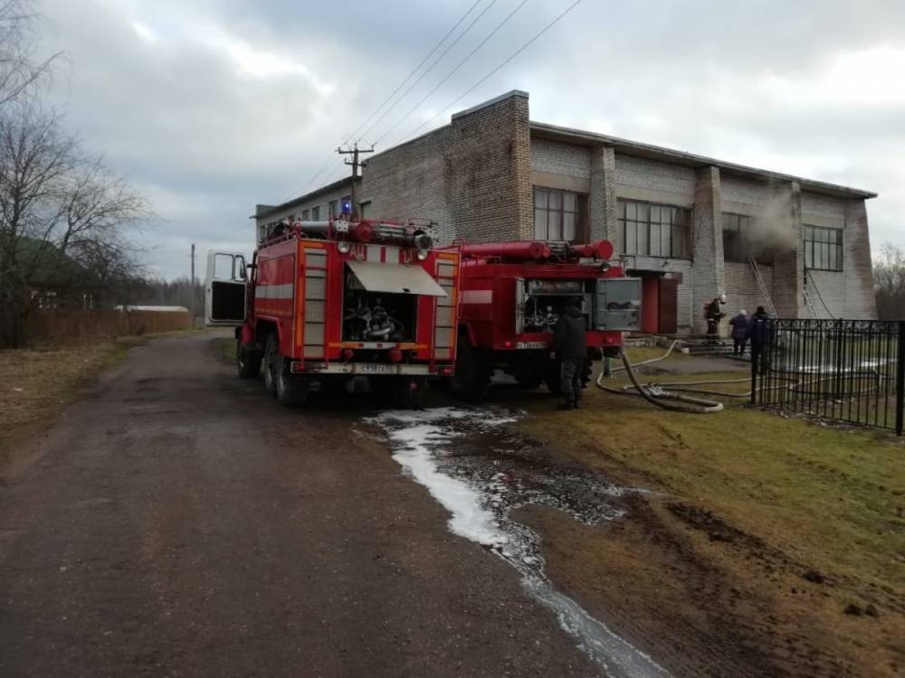 В Маловишерском районе потушили пожар во Дворце культуры