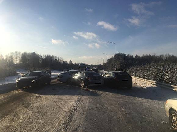 В Свердловской области столкнулись четыре авто: пострадали четыре человека