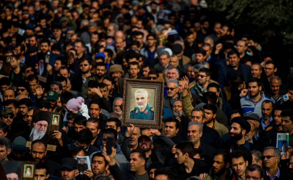 Сотни тысяч иранцев вышли на улицы с требованиями отомстить США за смерть генерала Сулеймани