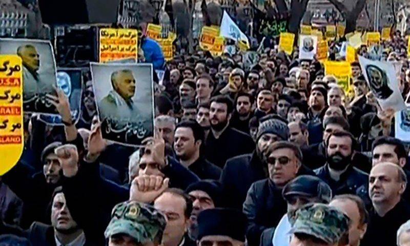Тысячи людей вышли на улицы Ирана после убийства США генерала Сулеймани