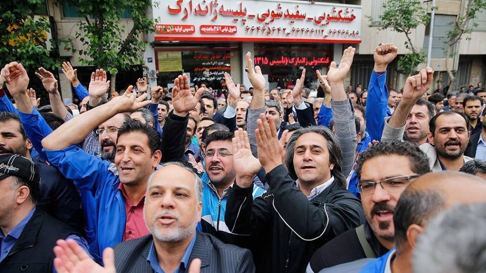 Жители Ирана в знак скорби по убитому США генералу Сулеймани вышли на улицы