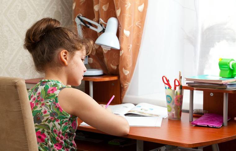 Психолог посоветовала не забывать заниматься с детьми уроками на каникулах