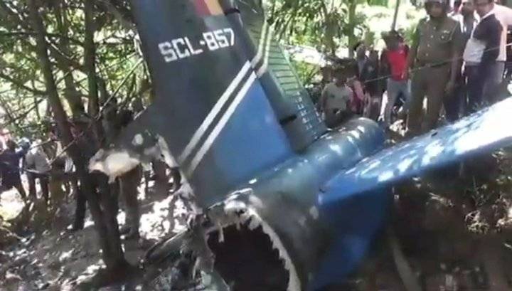 Самолет ВВС Шри-Ланки рухнул близ жилых домов на юге страны