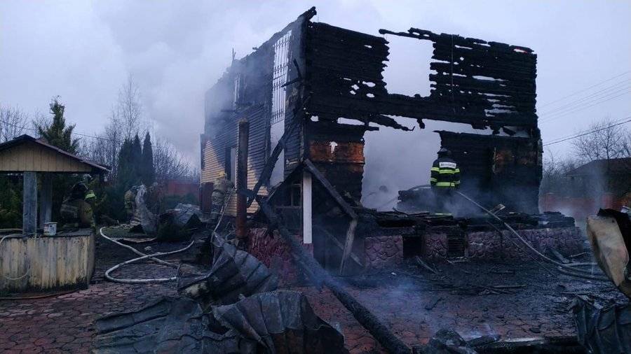 СК возбудил дело после гибели четырех человек при пожаре в Подмосковье