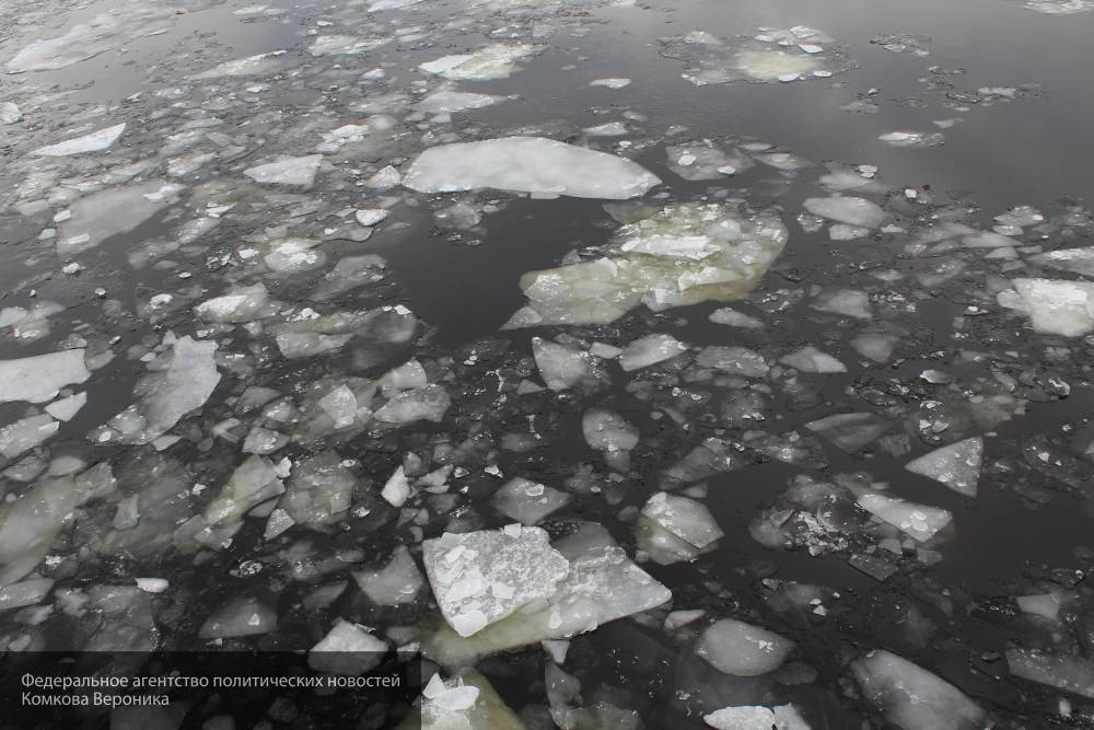 В Татарстане сотрудники МЧС спасли 40 человек на треснувшем льду реки