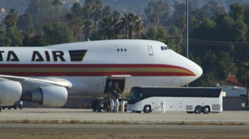 Самолет, на борту которого было более 200 американцев из зоны вспышки коронавируса, приземлился в Калифорнии - usa.one - Китай - США - шт.Аляска - шт. Калифорния - Ухань