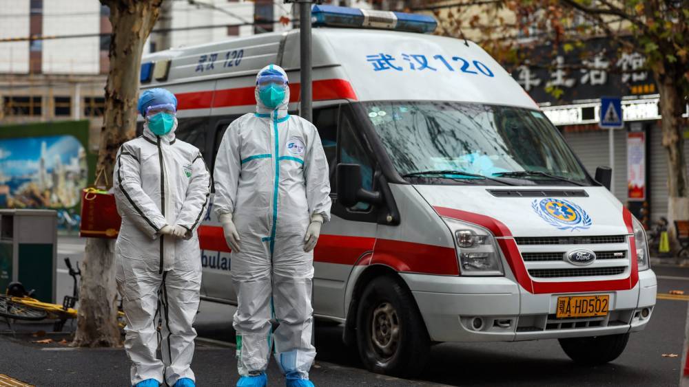 Китайская медсестра обрилась наголо для борьбы с коронавирусом