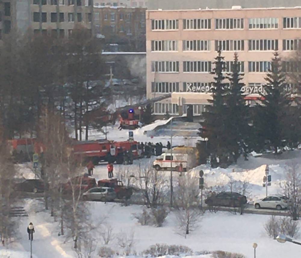 «Вывели студентов из здания»: к кемеровскому вузу приехали несколько пожарных машин