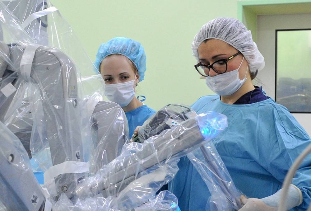 Столичные врачи провели операцию по удалению грыжи с помощью робота Da Vinci