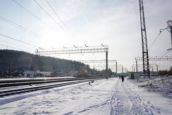 На Урале легковушка столкнулась с товарным поездом: пострадали женщина и ребенок