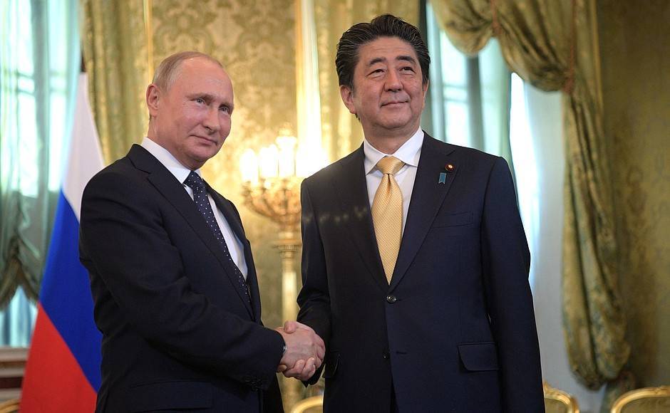 СМИ: Премьер Японии изучает возможность визита в Москву на 75-летие Победы