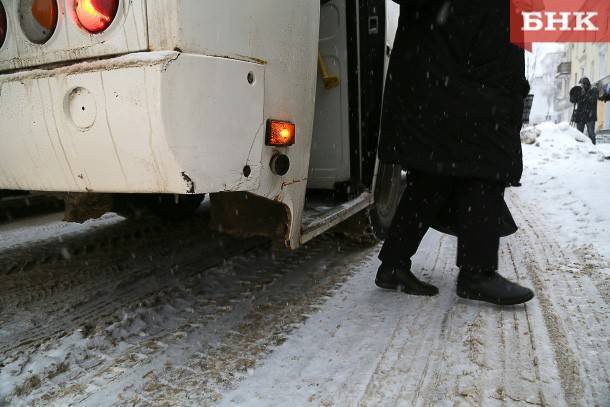 В Сыктывкаре женщина сломала ногу при выходе из автобуса
