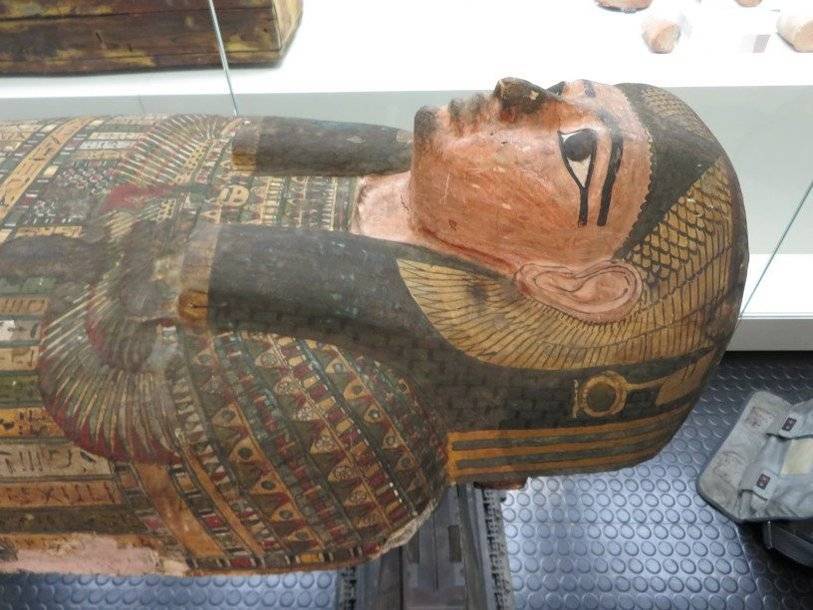2600 лет назад египтянку убили ножом в спину