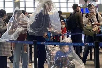Необычные способы защиты авиапассажиров от коронавируса показали на фото