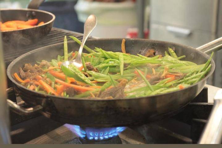 Рецепт легкого азиатского салата с шампиньонами появился в Сети