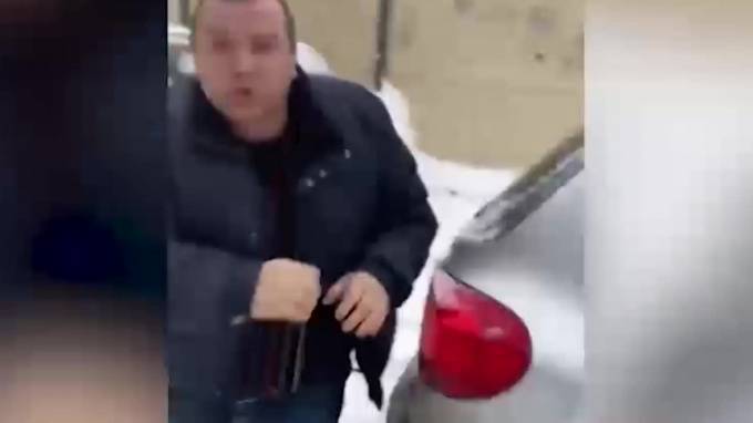Видео: В Нижнем Новгороде водитель Яндекс.Такси выкинул из машины пассажирку и избил ее