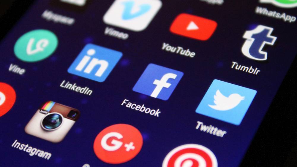 В Минкомсвязи назвали штрафы для Facebook и Twitter эффективнее блокировок