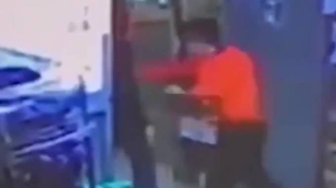 Видео: В Московском супермаркете кассир убил посетителя из-за банки кофе