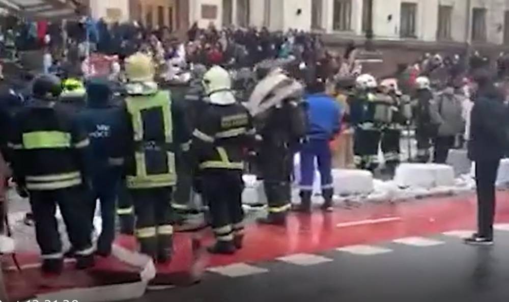 Количество эвакуированных из здания МГУ возросло до 800 человек