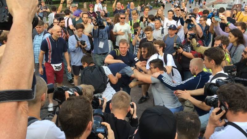 Политолог Захаров предложил наказывать за незаконные митинги общественными работами
