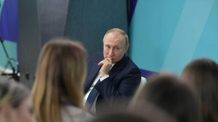 Путин поручил подготовить проект по патриотическому воспитанию россиян