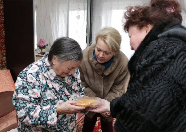 В Крыму облаченные в меха чиновницы одарили блокадников хлебом