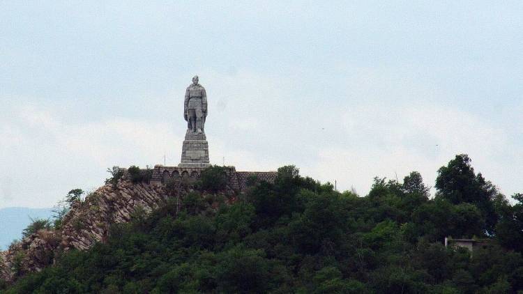 Вандалы облили краской памятник советскому солдату «Алеша» в Болгарии