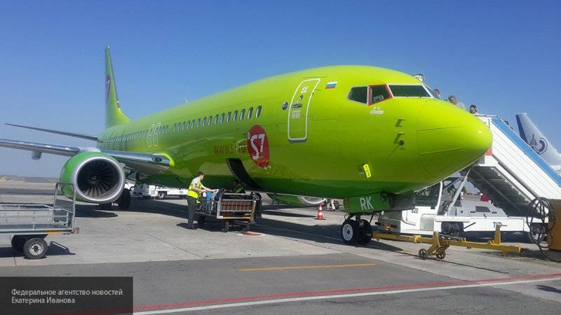 Лайнер авиакомпании S7 экстренно приземлился в аэропорту Домодедово послу угроз пассажирки