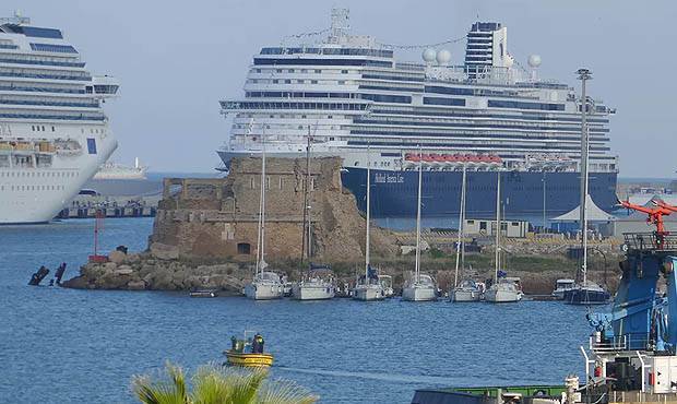 В итальянском порту заблокировали круизное судно из-за угрозы китайского коронавируса