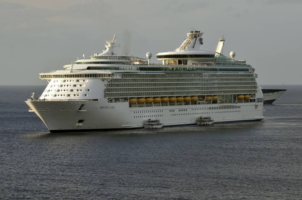 Итальянский лайнер задержали из-за подозрения коронавируса у пассажирки