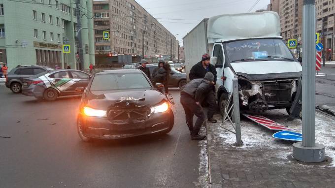 В Калининском районе "Газель" выбила "страйк" из двух легковушек и сбила знак