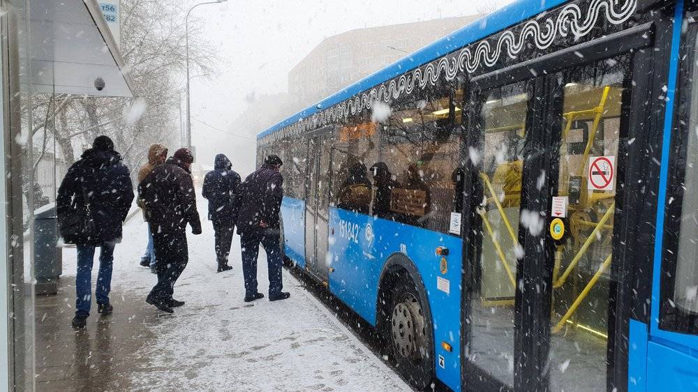 Москвичам рекомендовали пересесть на общественный транспорт из-за снегопада
